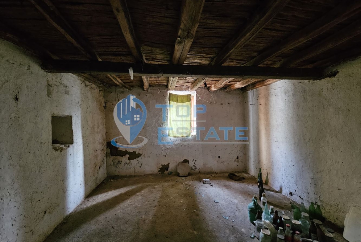 Двуетажна тухлена къща с голям двор в село Козловец, община Свищов - 0