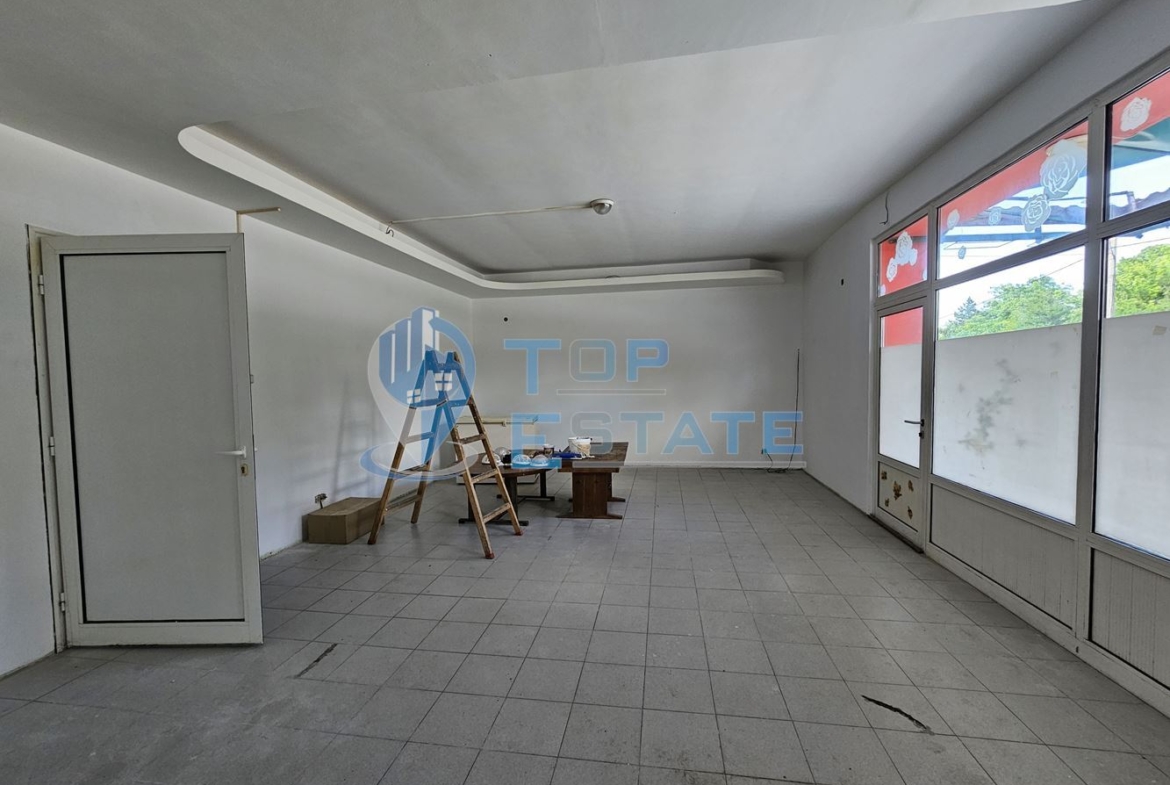 Промишленa сграда със собствен трафопост на главен път Русе - Свиленград в село Поликраище - 0