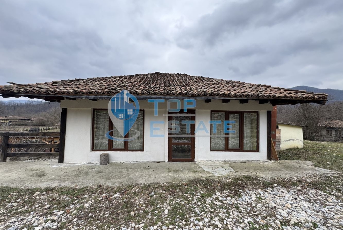 Двуетажна къща с панорамна гледка в гр. Елена, област Велико Търново - 0