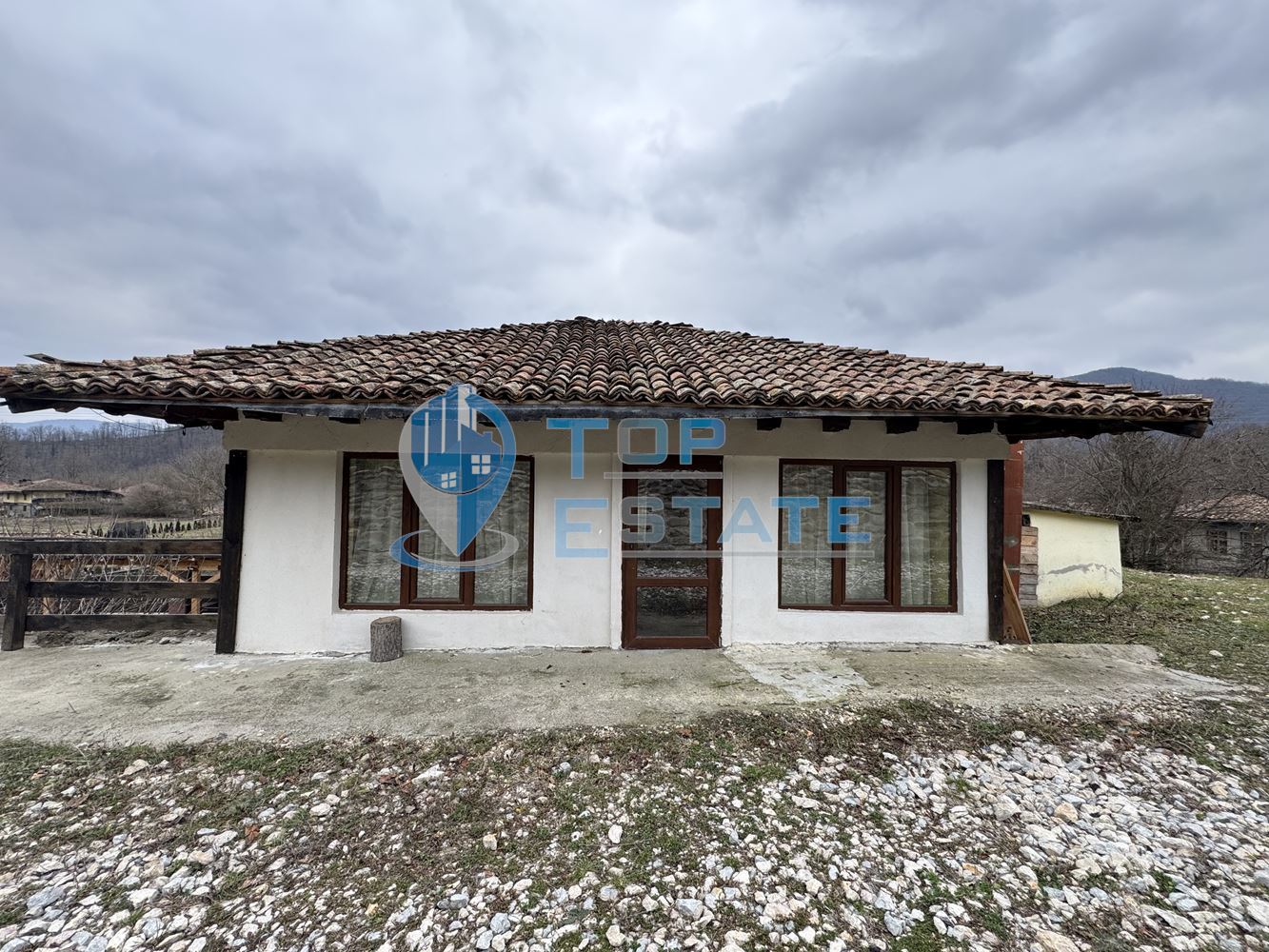 Двуетажна къща с панорамна гледка в гр. Елена, област Велико Търново - 0