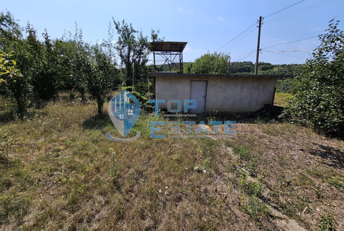 Двуетажна тухлена къща с гараж и голям двор в село Добромирка - 0