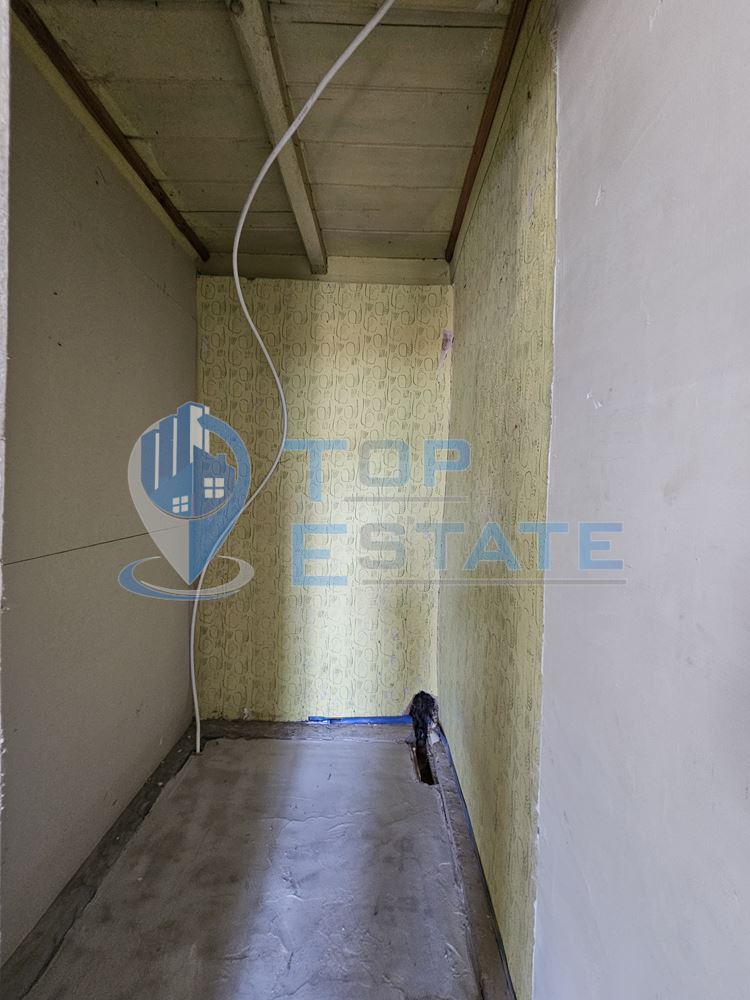 Реновирана къща с голям двор и гараж в село Самоводене - 0