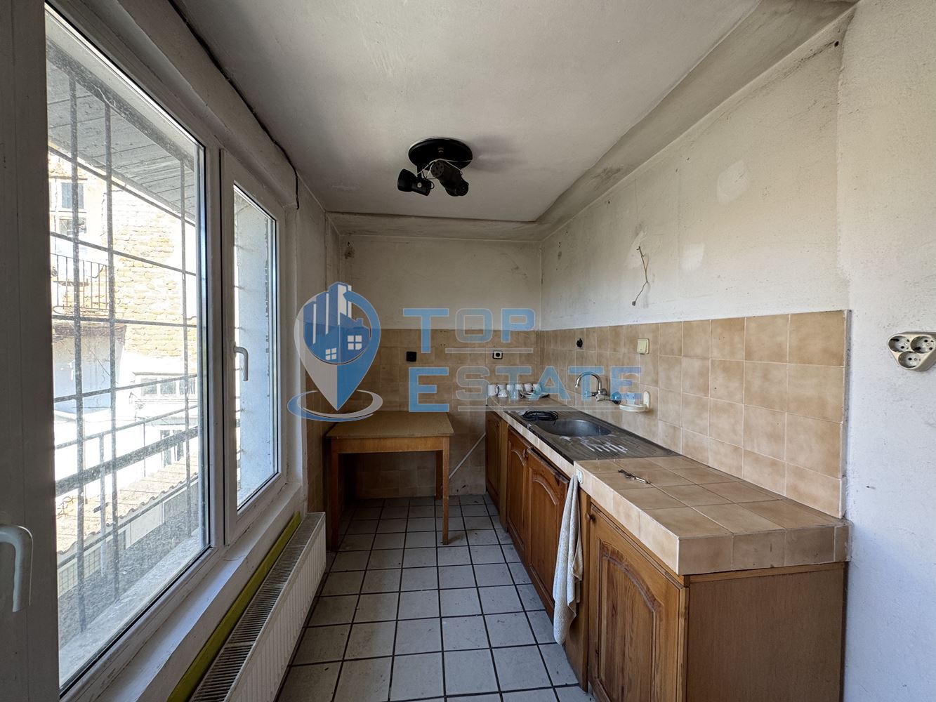 Двуетажна сграда подходяща за развитие на бизнес в центъра на град Павликени, област Велико Търново - 0