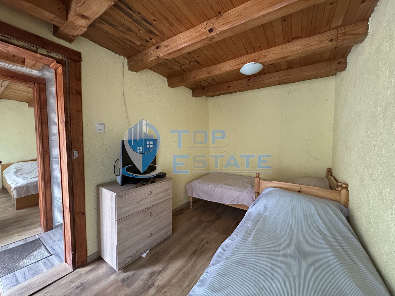 Двуетажна къща с панорамна гледка в гр. Елена, област Велико Търново - 0