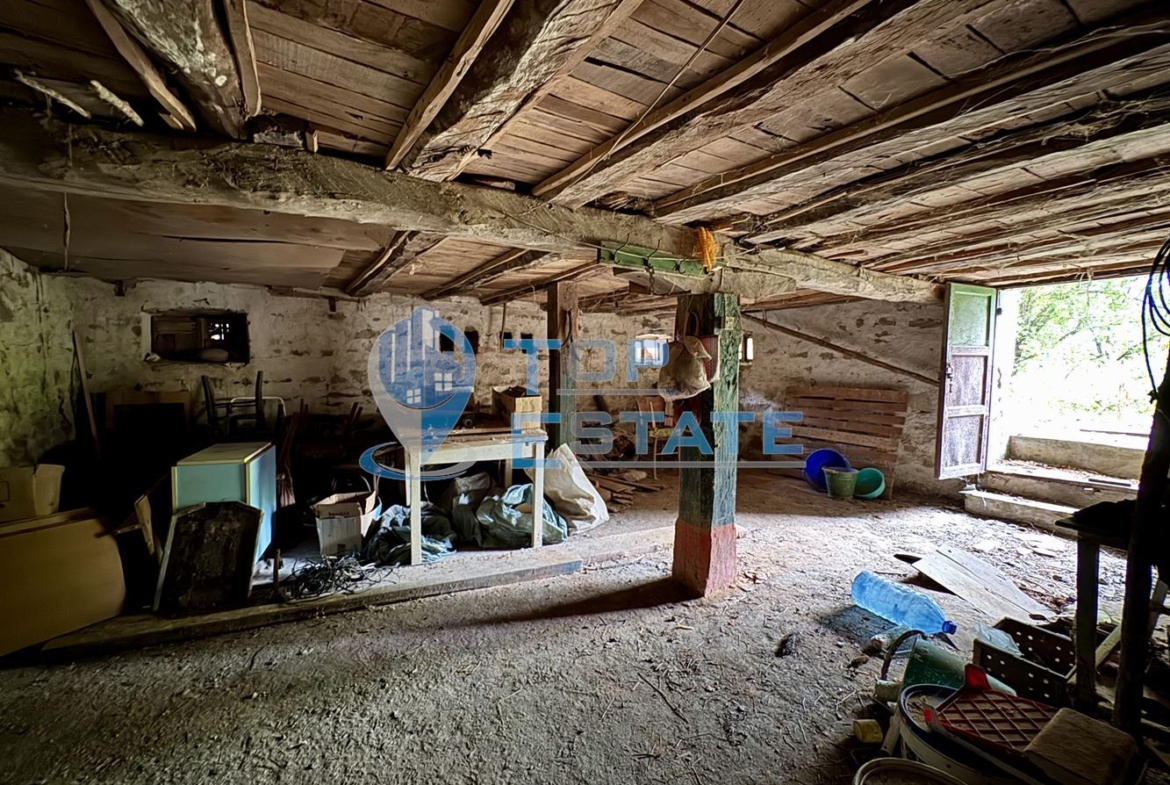 Голяма двуетажна тухлена къща в село Янтра, област Габрово. - 0