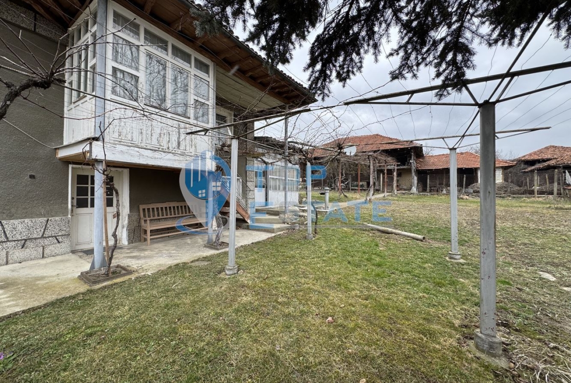 Двуетажна тухлена къща с гараж в с. Константин, област Велико Търново - 0