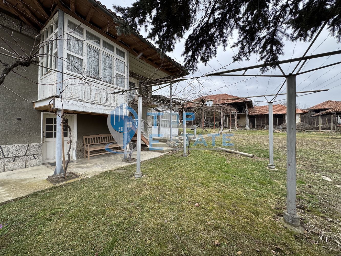 Двуетажна тухлена къща с гараж в с. Константин, област Велико Търново-0 Двуетажна тухлена къща с гараж в с. Константин, област Велико Търново - 0