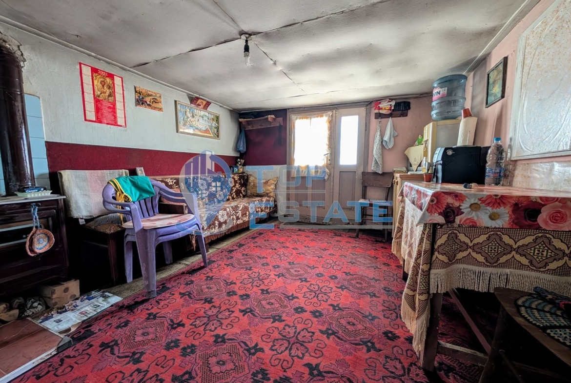 Едноетажна къща с множество стопански постройки и голям двор в село Хаджидимитрово - 0