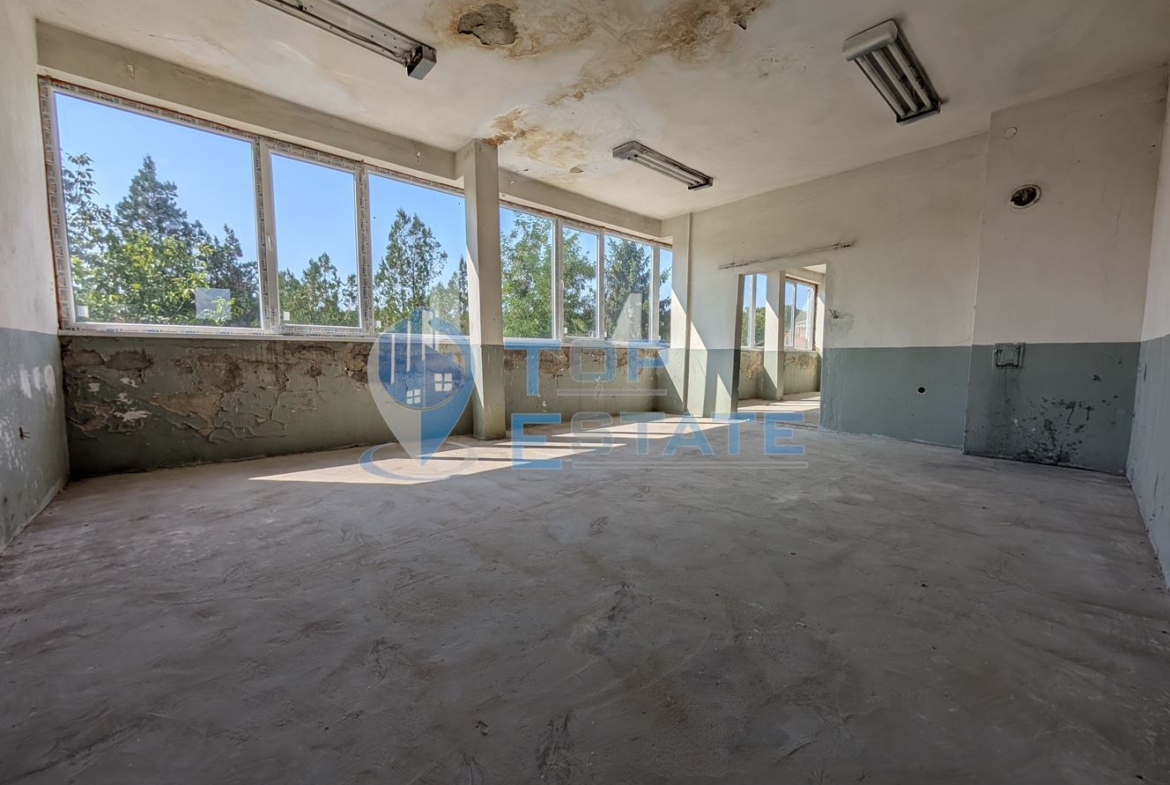 Търговска сграда в центъра на село Самоводене - 0