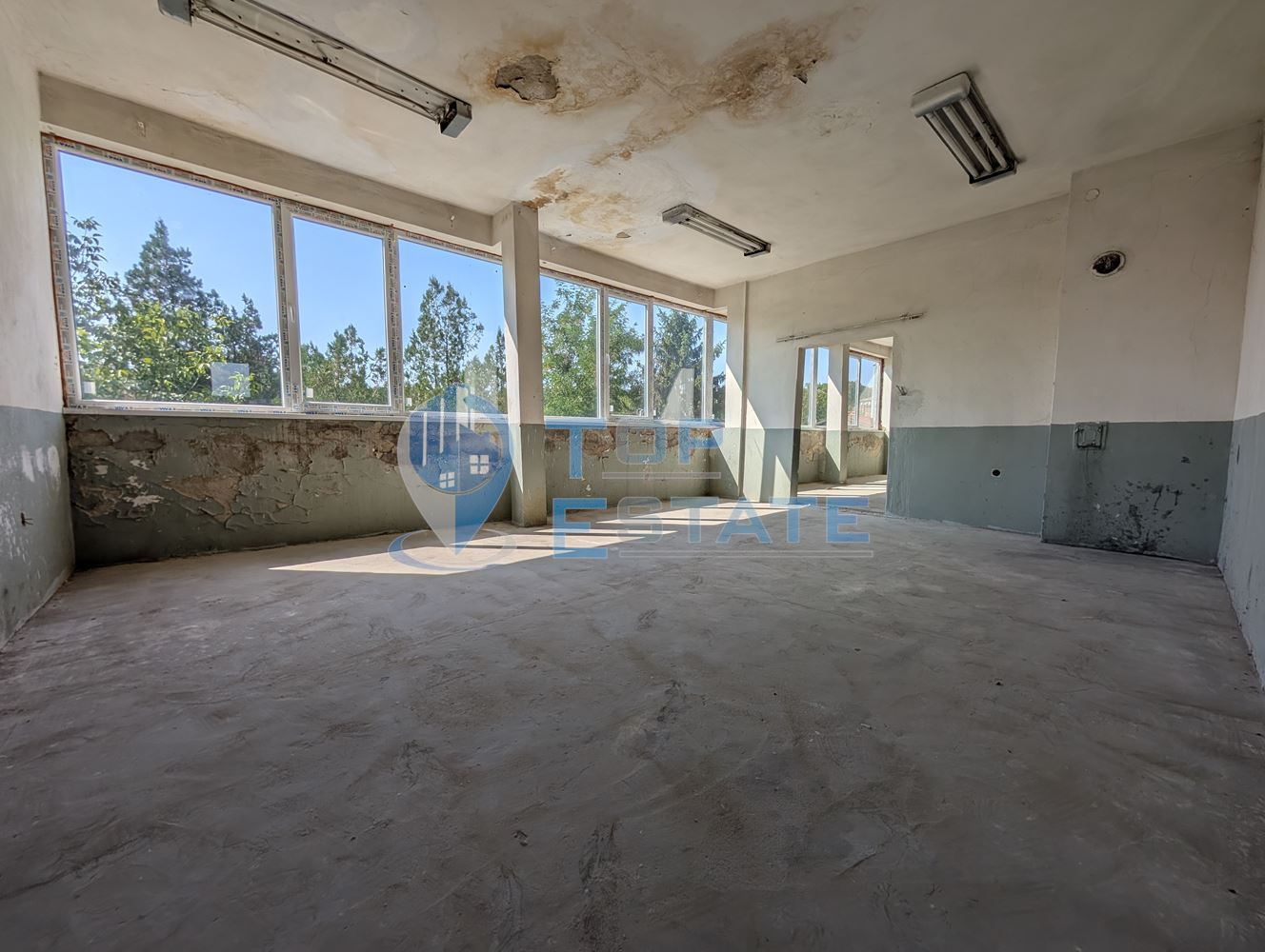 Търговска сграда в центъра на село Самоводене - 0