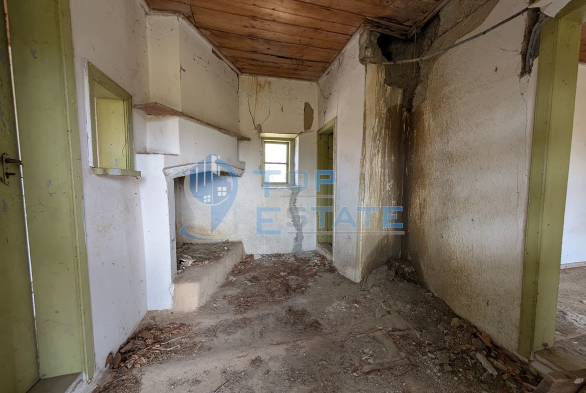 Двуетажна къща с голям двор и кладенец в село Иванча - 0