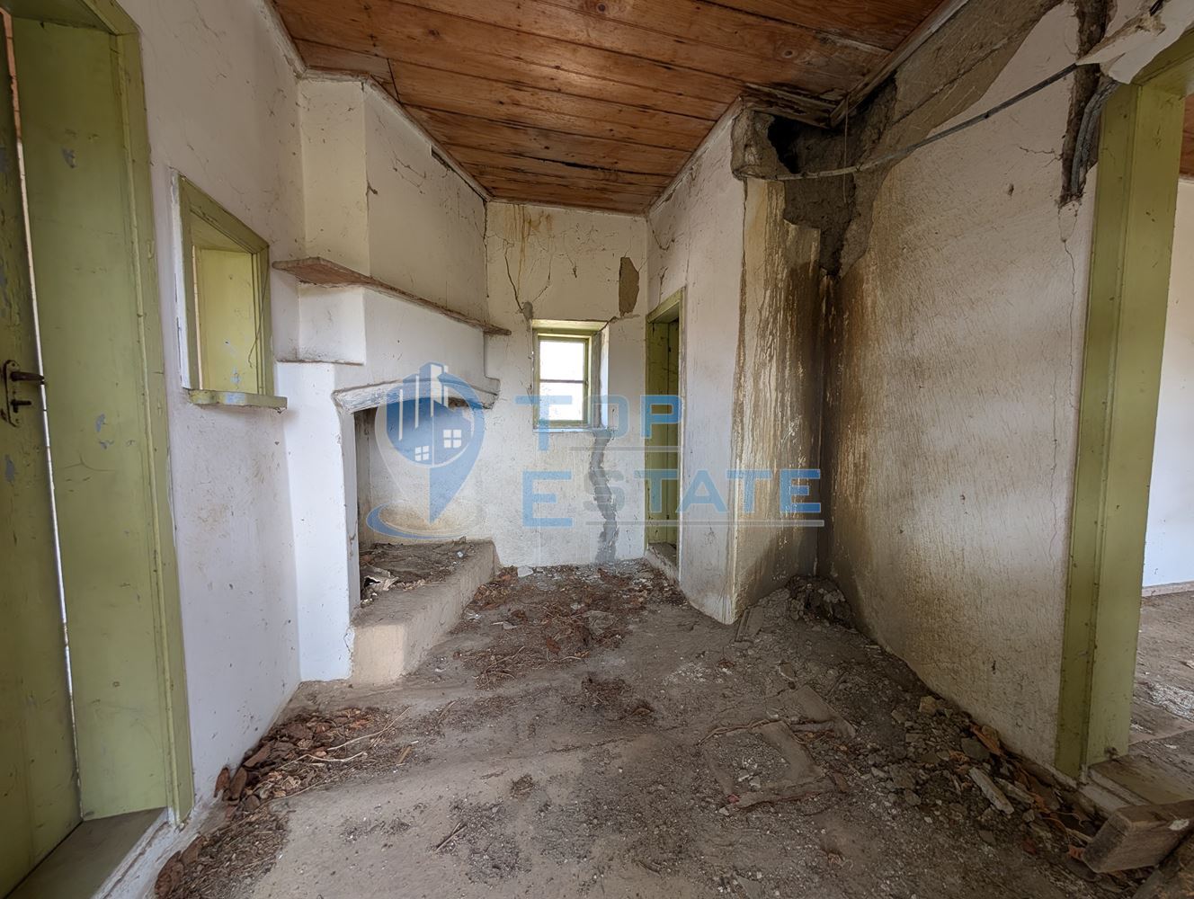 Двуетажна къща с голям двор и кладенец в село Иванча - 0