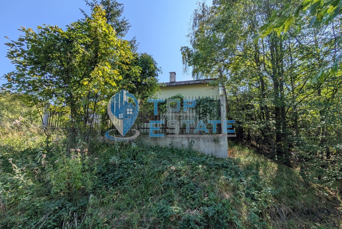 Едноетажна къща в централната част на Стара планина, в землището на село Станчов хан - 0