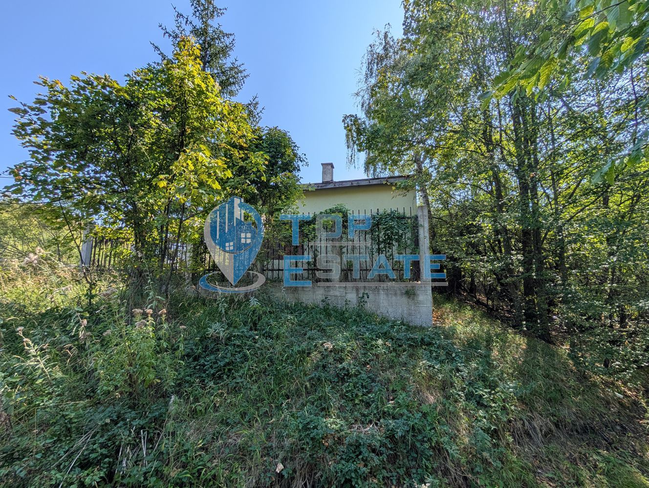 Едноетажна къща в централната част на Стара планина, в землището на село Станчов хан - 0