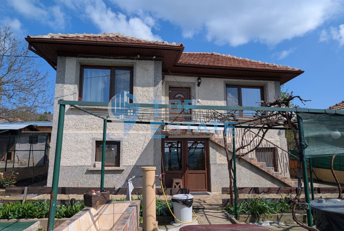 Двуетажна реновирана къща с красива панорама в село Вишовград - 0