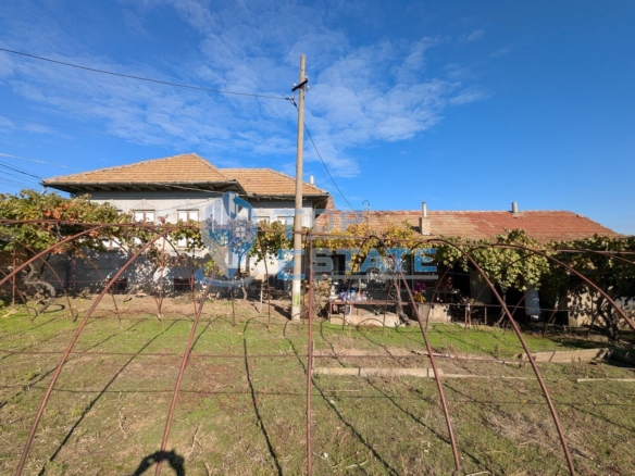 Двуетажна тухлена къща на главната улица в село Поликраище, област Велико Търново - 0