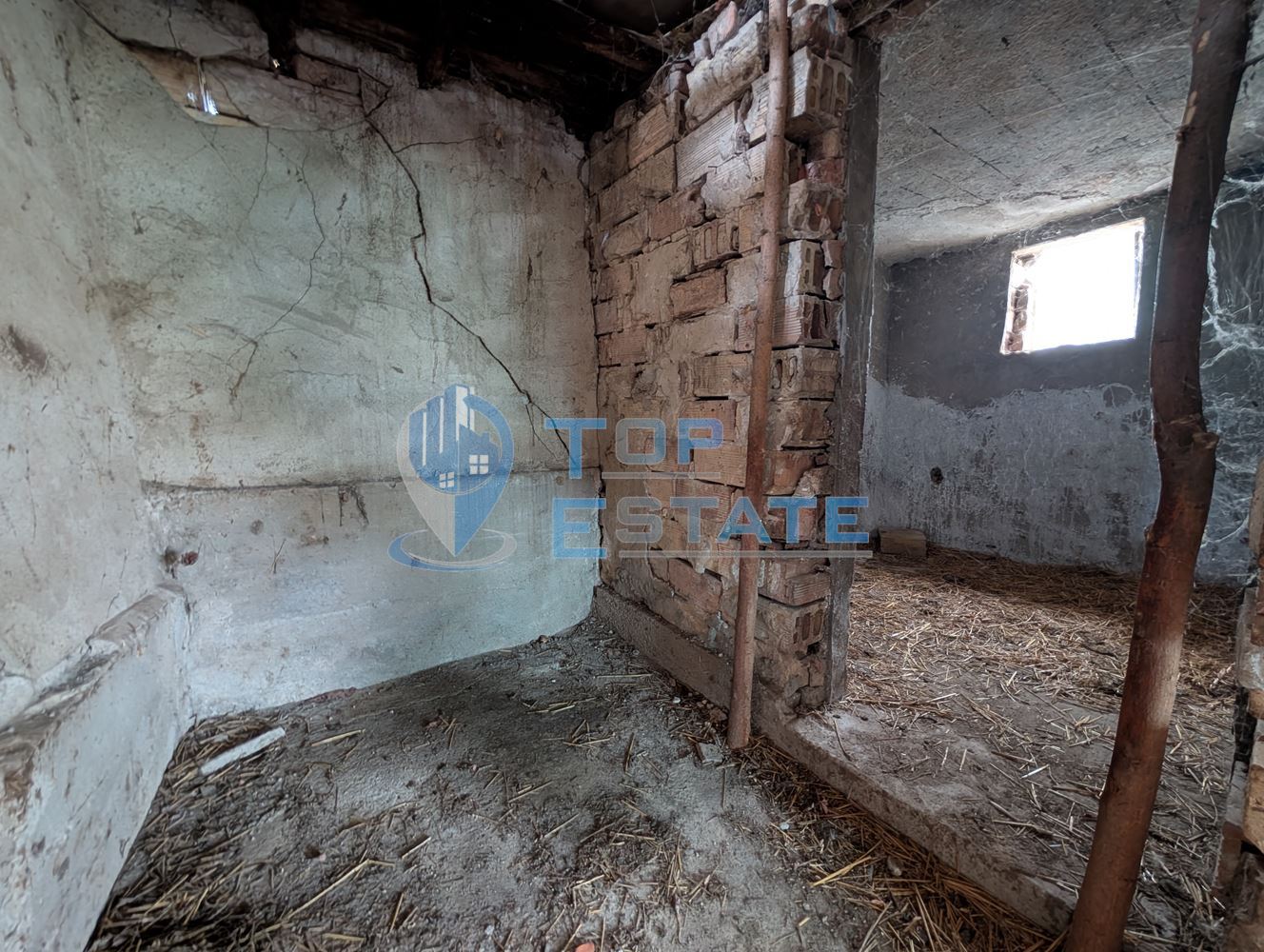 Едноетажна тухлена къща с голям двор в село Страхилово - 0