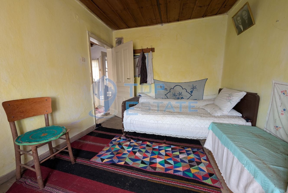 Двуетажна старинна къща с кладенец в село Малки Вършец - 0