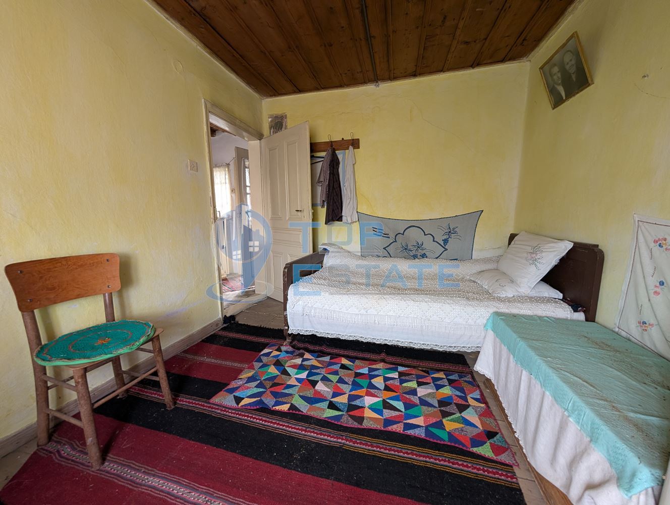 Двуетажна старинна къща с кладенец в село Малки Вършец - 0