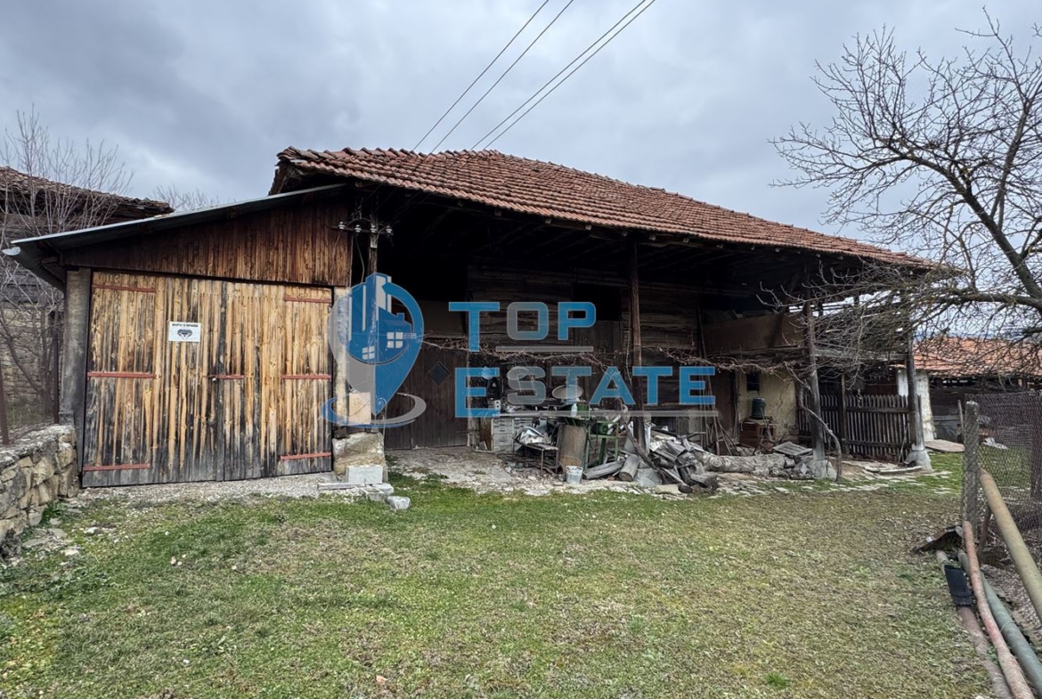 Двуетажна тухлена къща с гараж в с. Константин, област Велико Търново - 0