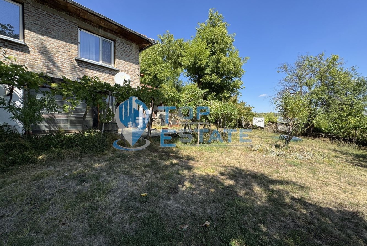 Двуетажна тухлена къща с кладенец и голям двор в село Гоздейка, област Велико Търново - 0