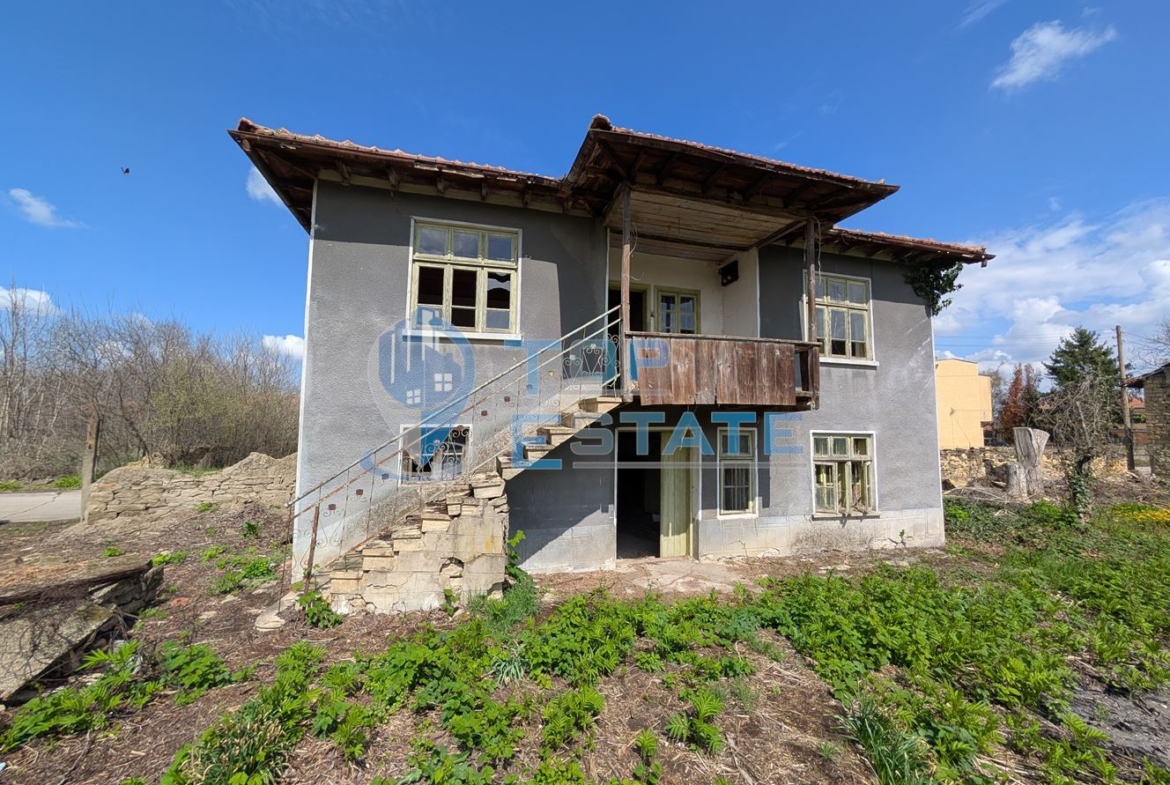 Двуетажна къща с голям двор и кладенец в село Иванча - 0