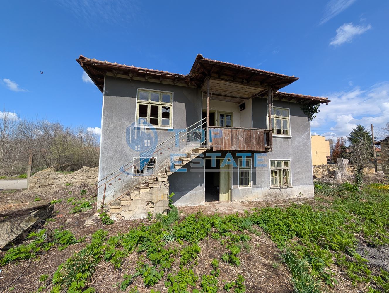 Двуетажна къща с голям двор и кладенец в село Иванча - 0