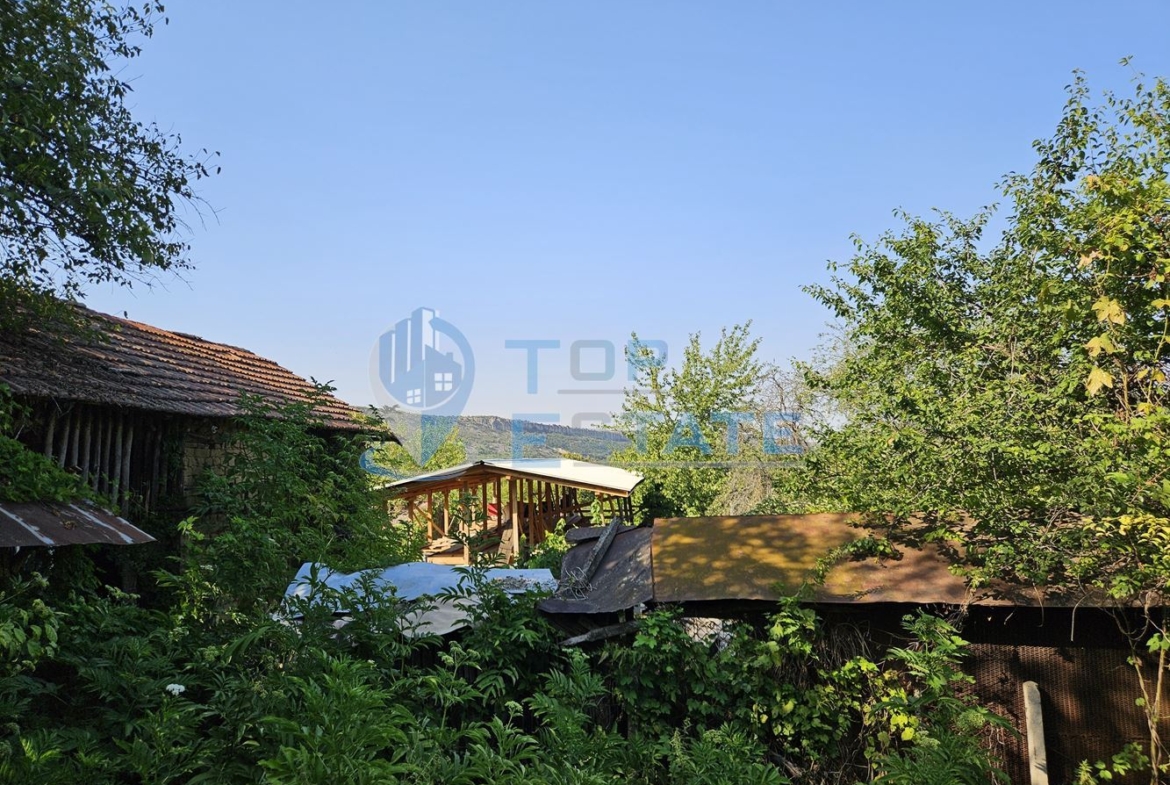 Къща с голям двор в село Горско Косово до язовир Александър Стамболийски - 0