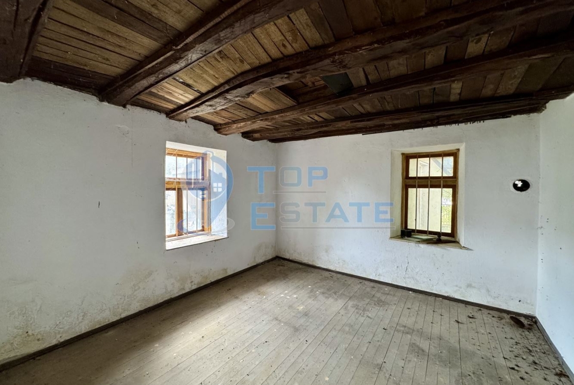 Двуетажна тухлена къща с допълнителни постройки и голям двор в село Караиванца, област Габрово. - 0