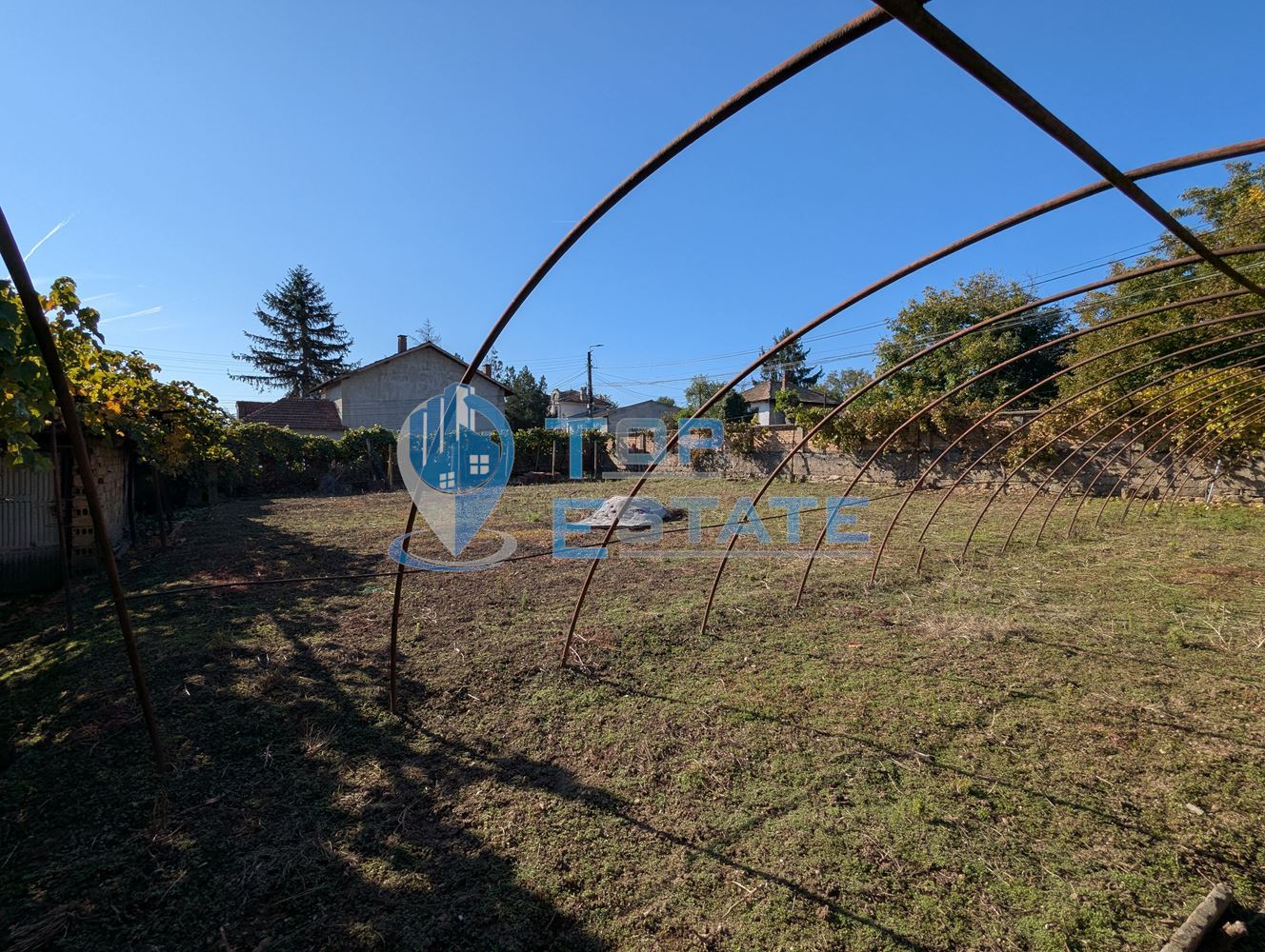 Двуетажна тухлена къща на главната улица в село Поликраище, област Велико Търново-0 Двуетажна тухлена къща на главната улица в село Поликраище, област Велико Търново - 0