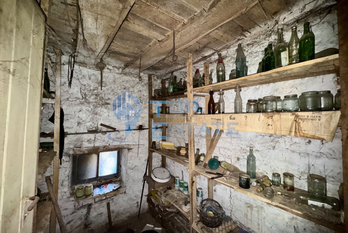 Двуетажна тухлена къща с кладенец в с. Михалци, област Велико Търново. - 0