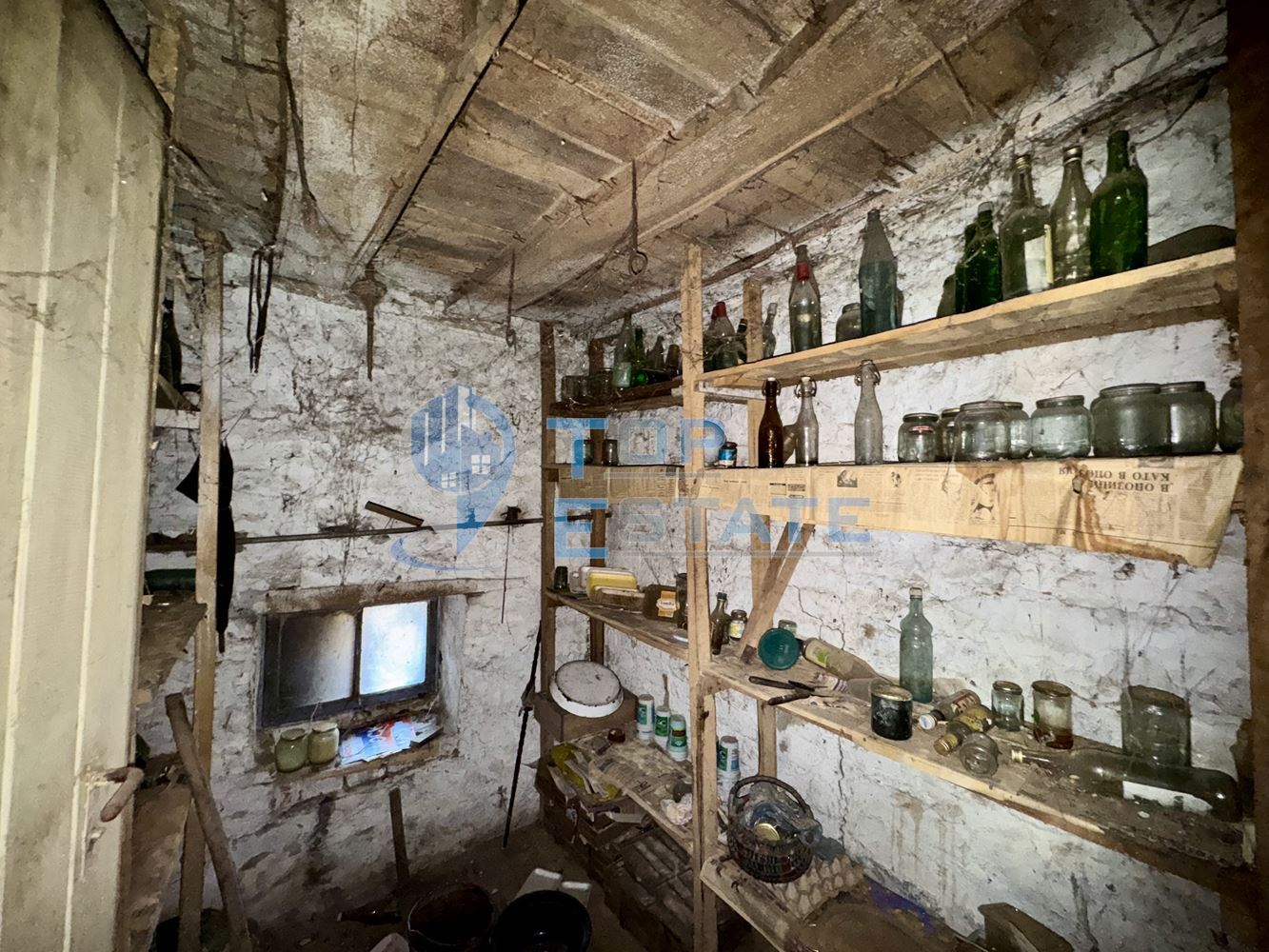 Двуетажна тухлена къща с кладенец в с. Михалци, област Велико Търново.-0 Двуетажна тухлена къща с кладенец в с. Михалци, област Велико Търново. - 0