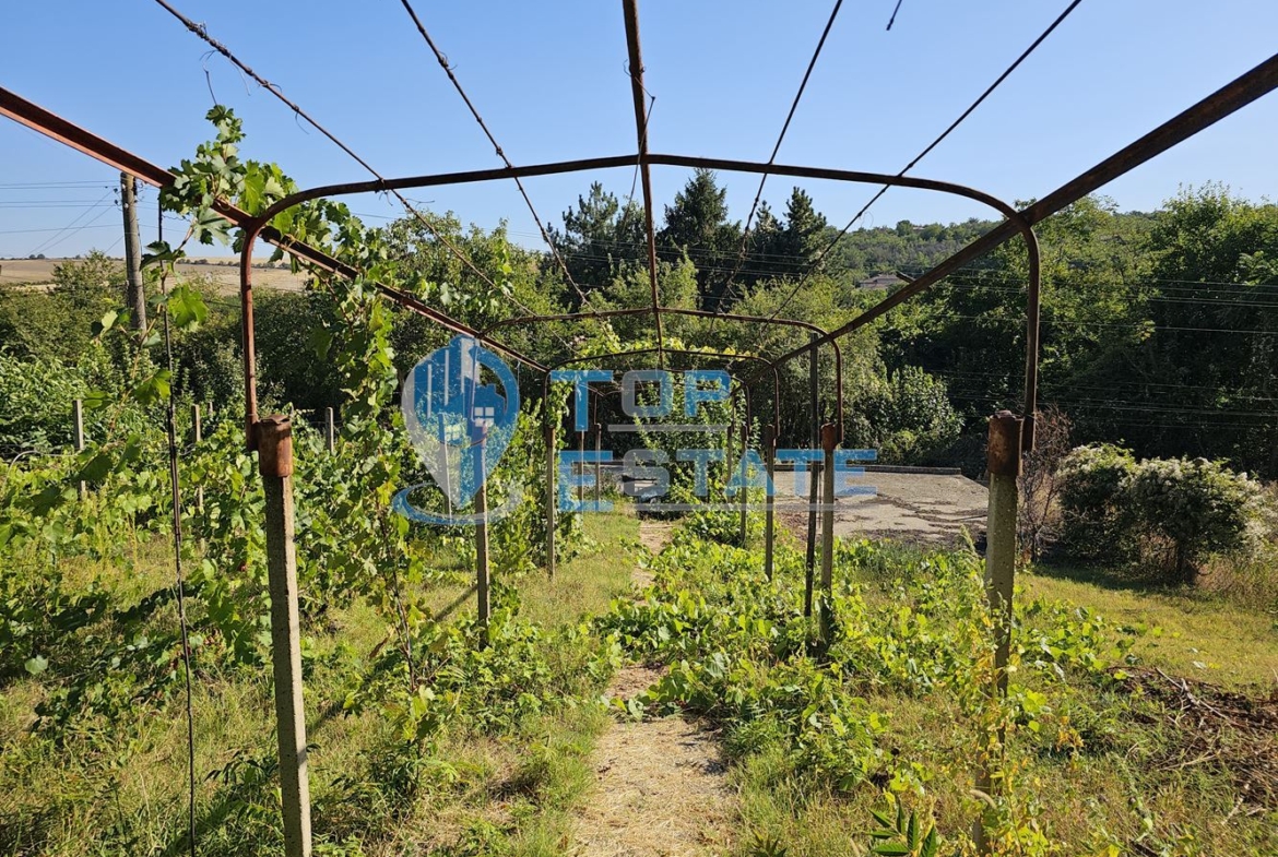 Тухлена къща с вътрешна тоалетна, гараж и голям двор в село Българско сливово, област В. Търново - 0