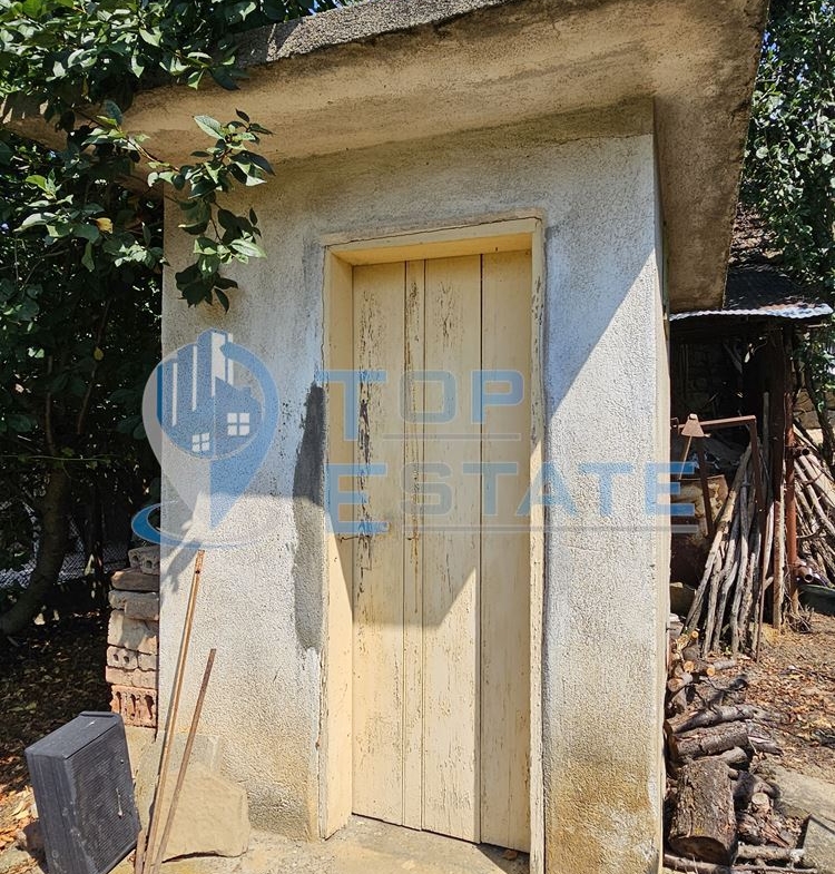 Двуетажна тухлена къща с гараж и голям двор в село Добромирка - 0