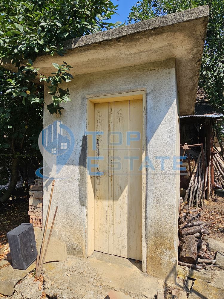 Двуетажна тухлена къща с гараж и голям двор в село Добромирка - 0