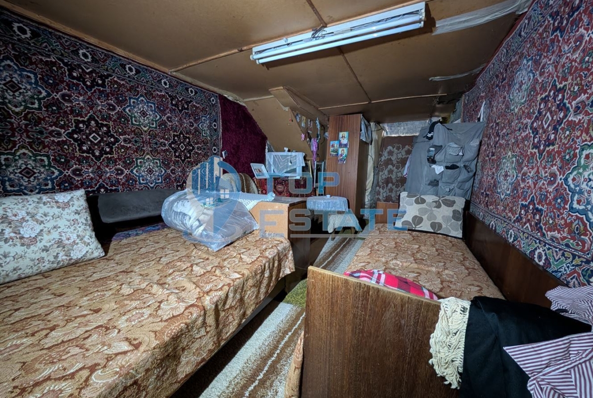 Двуетажна автентична къща с голям двор в село Лесичарка - 0