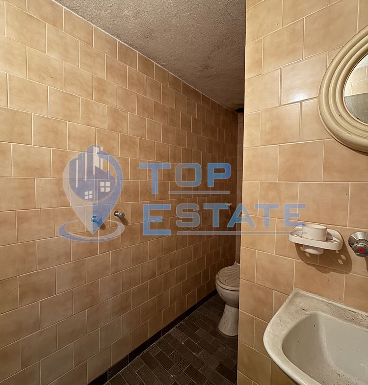 Двуетажна сграда подходяща за развитие на бизнес в центъра на град Павликени, област Велико Търново - 0