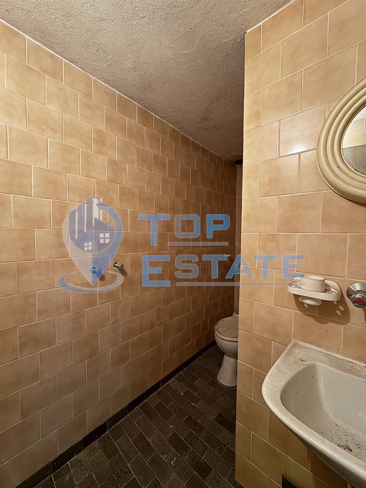 Двуетажна сграда подходяща за развитие на бизнес в центъра на град Павликени, област Велико Търново - 0