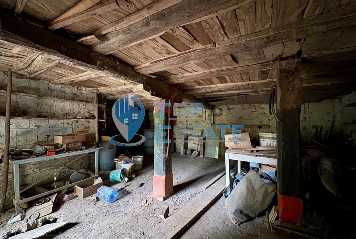 Голяма двуетажна тухлена къща в село Янтра, област Габрово. - 0