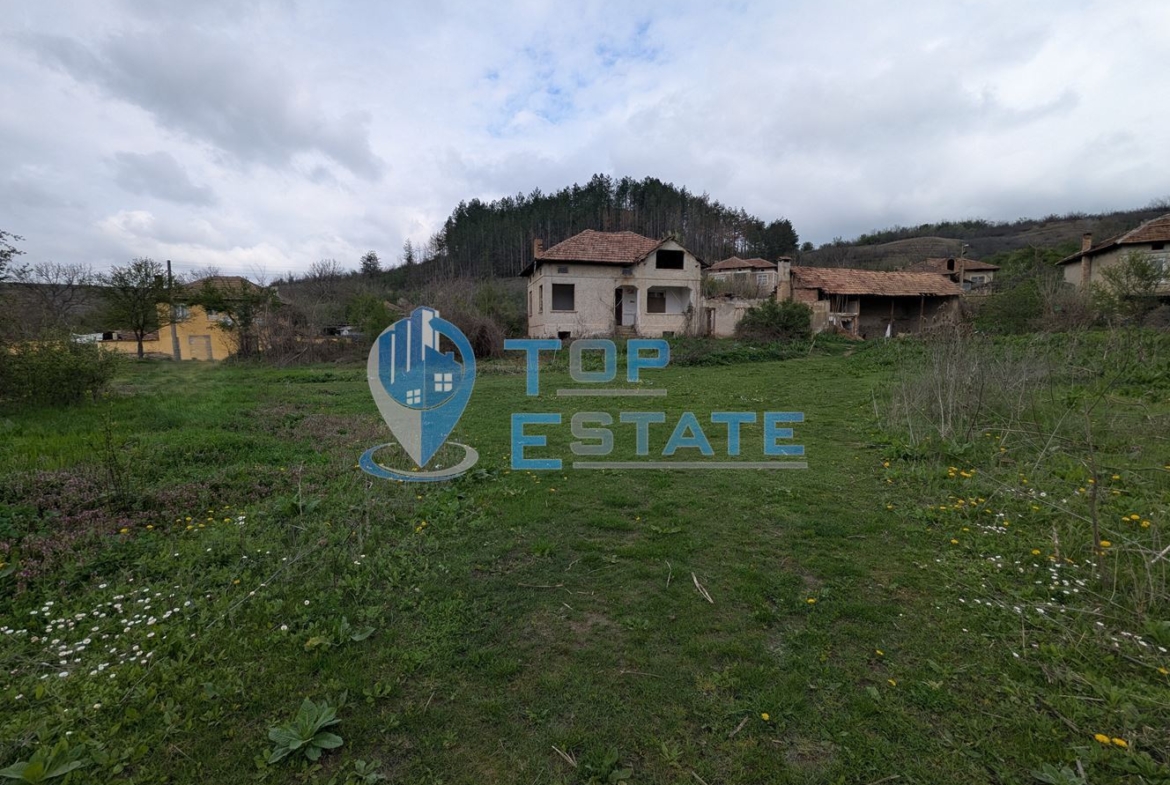 Голям двор със стара къща в покрайнините на село Михалци, област Велико Търново - 0