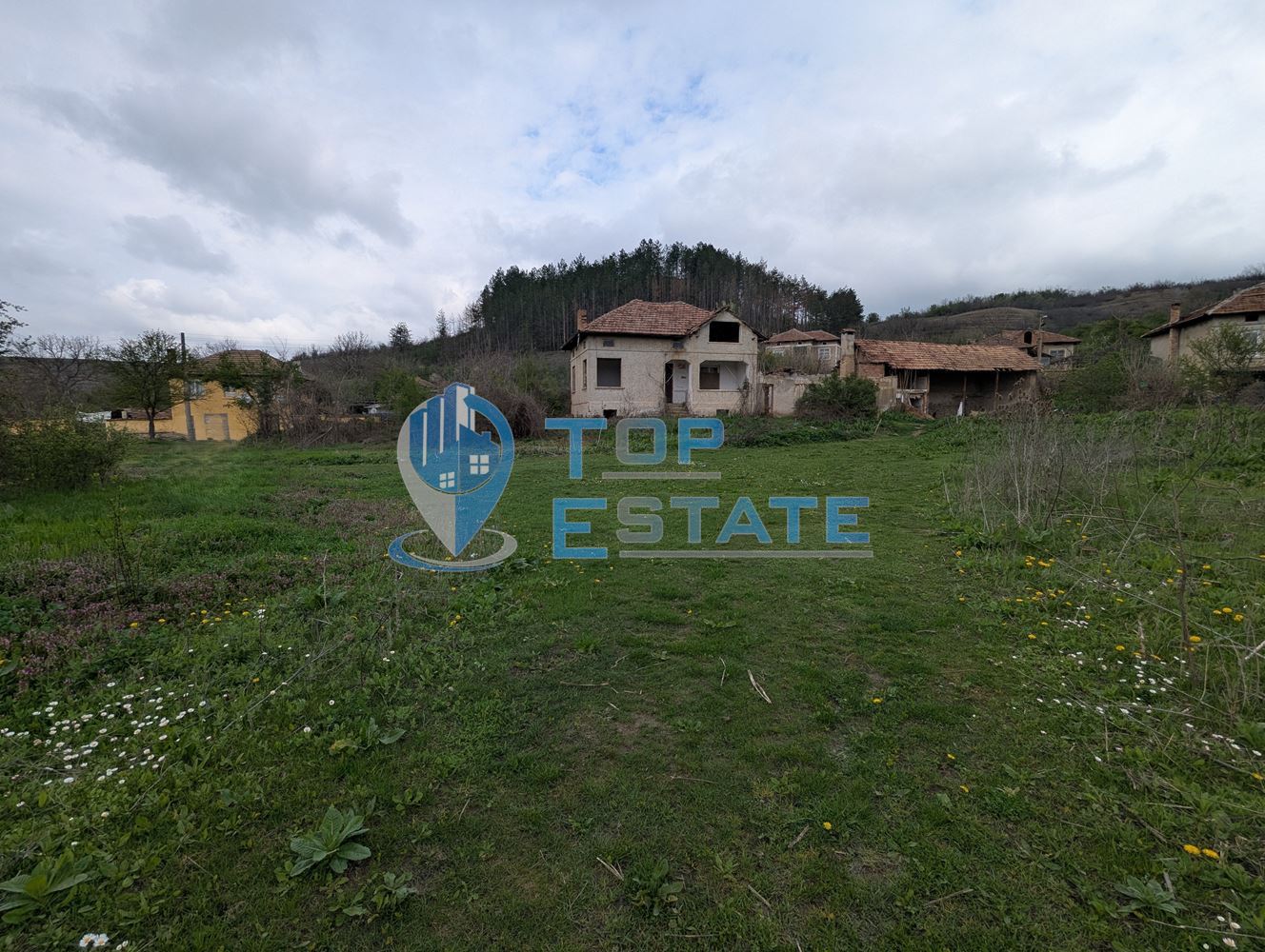 Голям двор със стара къща в покрайнините на село Михалци, област Велико Търново - 0