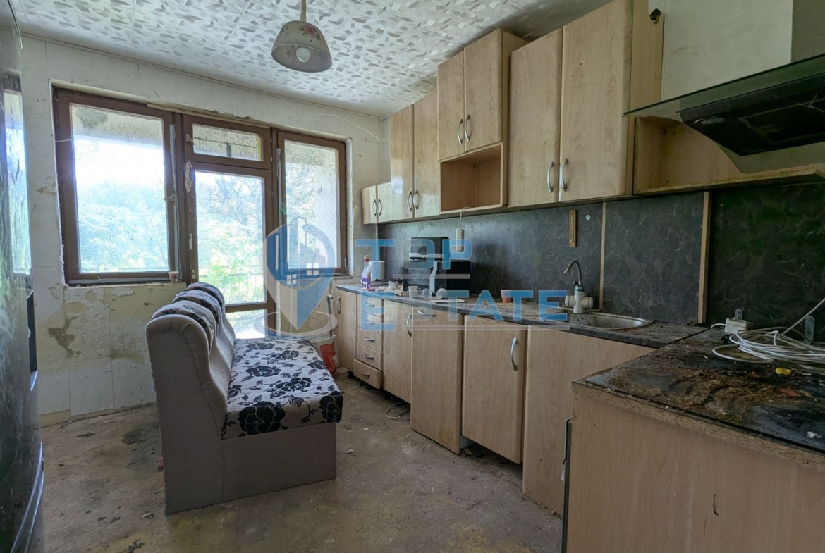 Двустаен апартамент в тухлена сграда в близост до гарата в град Стражица, област Велико Търново - 0