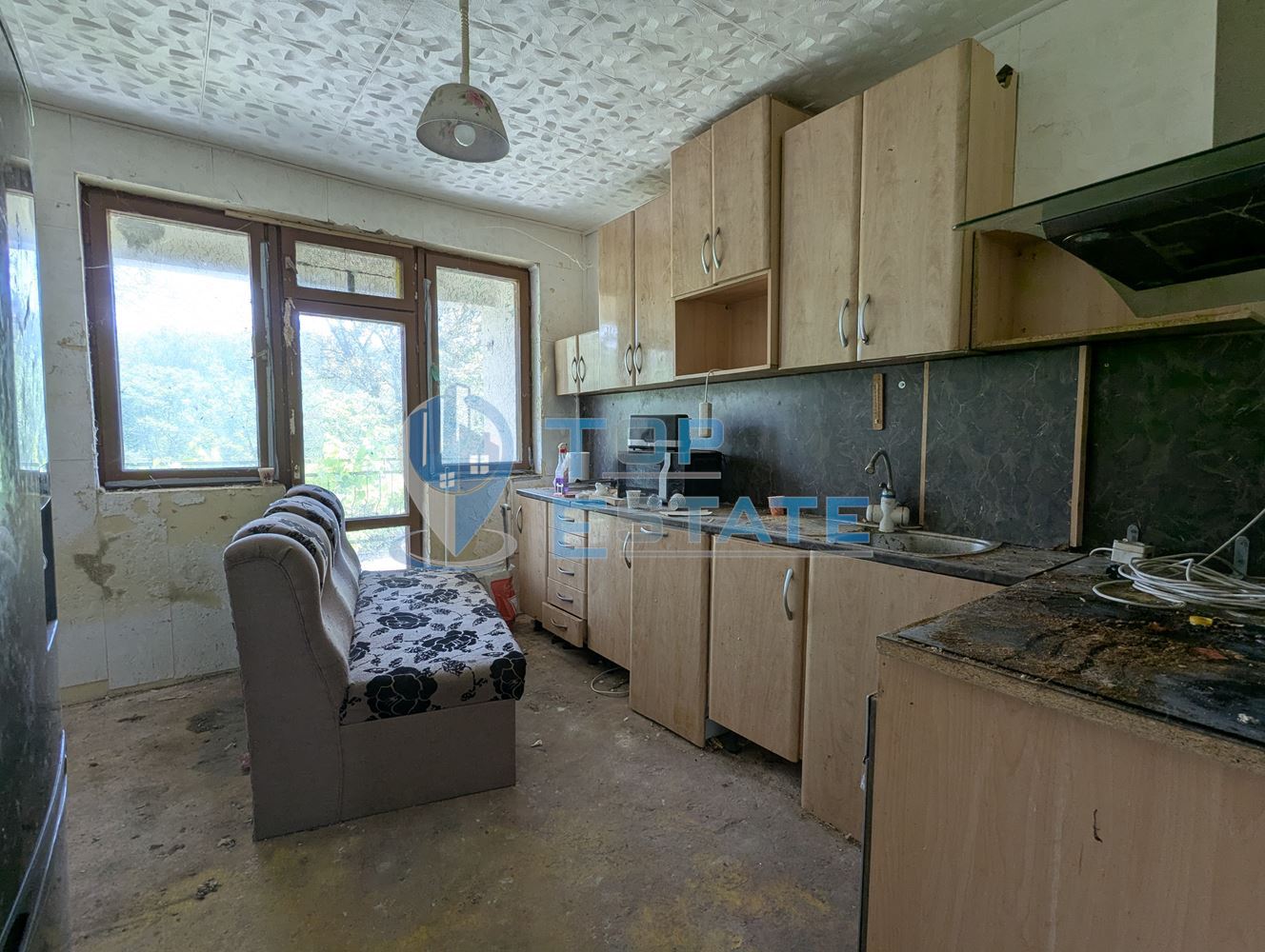 Двустаен апартамент в тухлена сграда в близост до гарата в град Стражица, област Велико Търново - 0