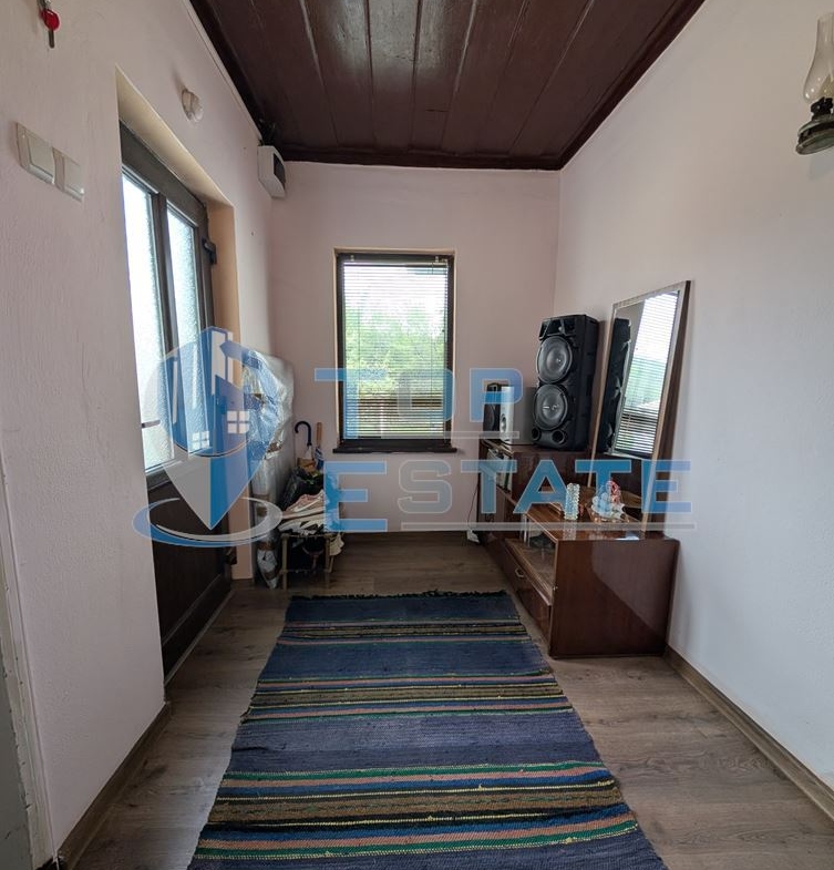 Едноетажна реновирана къща с голям двор в село Сливовица - 0