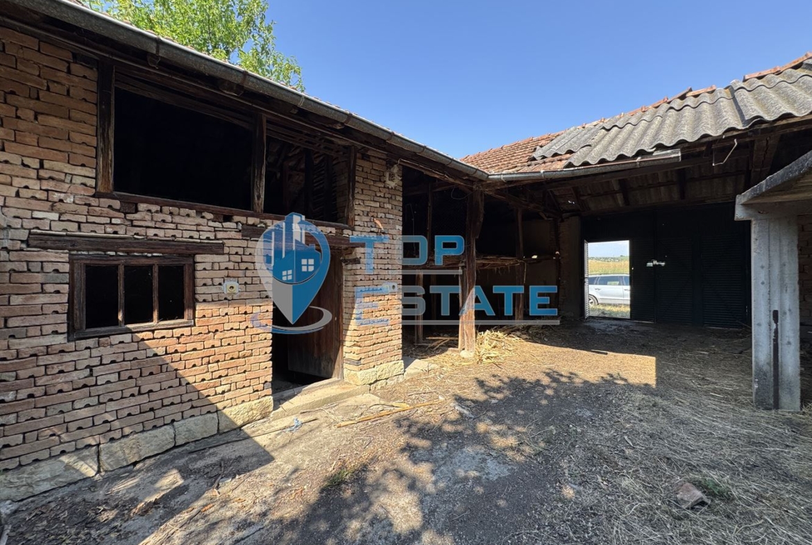 Тухлена къща с кладенец и голям двор в село Павел, област Велико Търново - 0