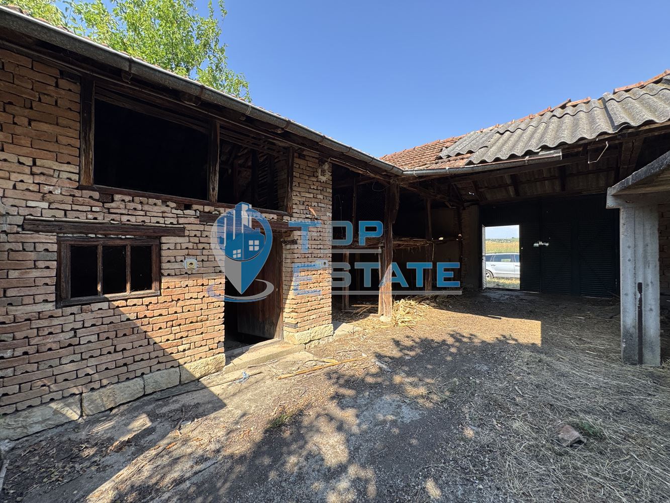 Тухлена къща с кладенец и голям двор в село Павел, област Велико Търново - 0