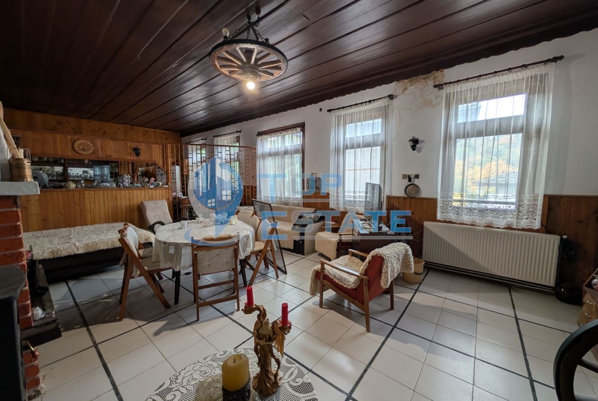 Двуетажна автентична къща с голям двор в село Лесичарка - 0