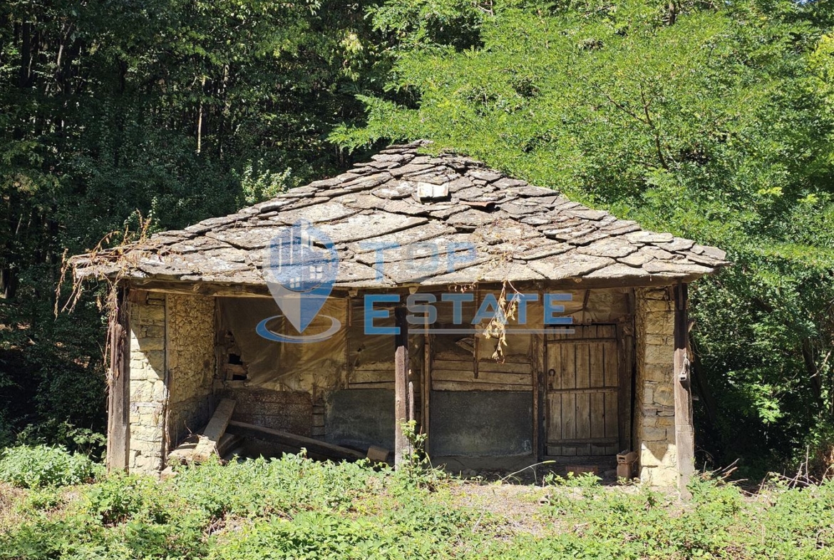 Парцел с каменна постройка до гора и поточе в квартал Златари, град Габрово - 0