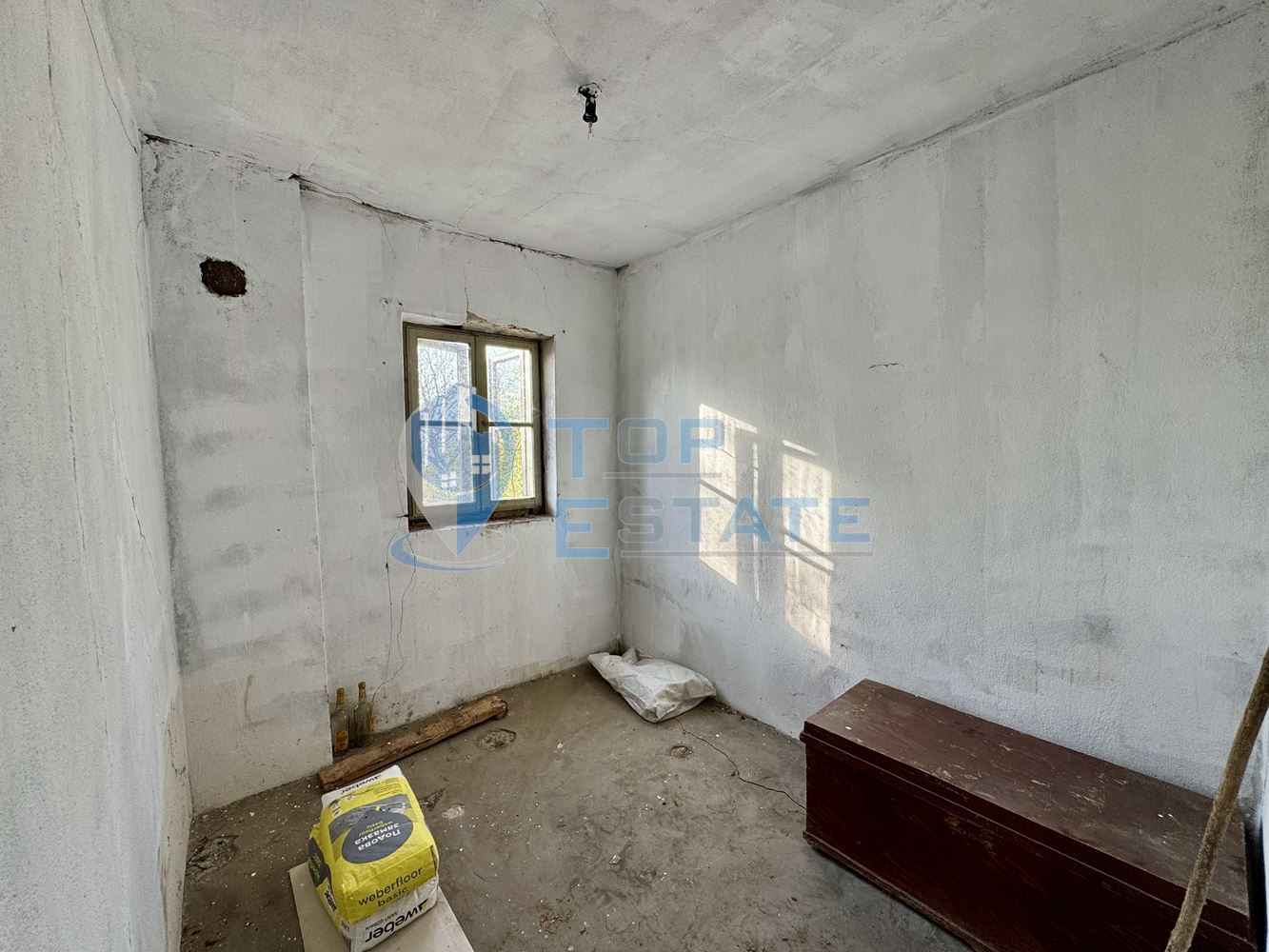 Двуетажна тухлена къща с кладенец в с. Михалци, област Велико Търново.-0 Двуетажна тухлена къща с кладенец в с. Михалци, област Велико Търново. - 0