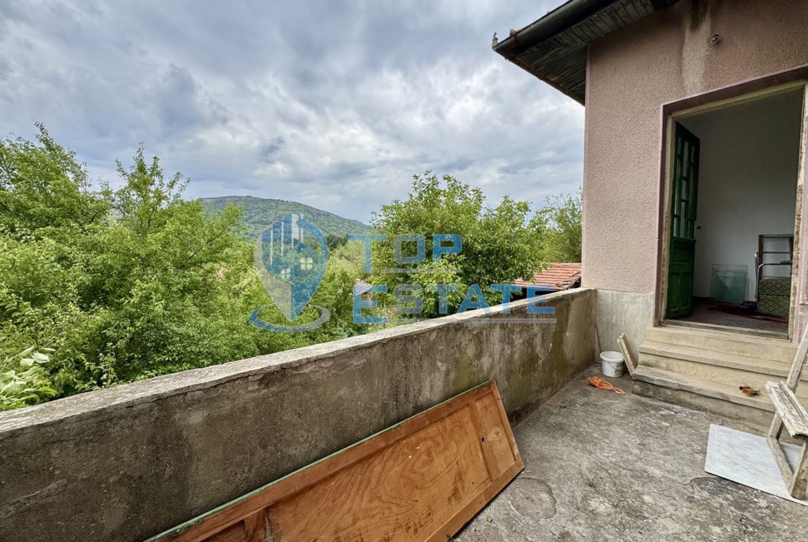 Голяма двуетажна тухлена къща в село Янтра, област Габрово. - 0